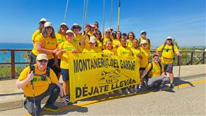 Belén Cabanes i Elisabet Raspall es posen a la pell d’una persona cega en una ruta de senderisme accessible. ONCE