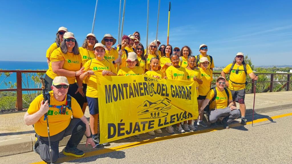 Belén Cabanes i Elisabet Raspall es posen a la pell d’una persona cega en una ruta de senderisme accessible. ONCE