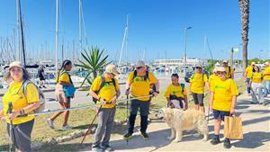 Belén Cabanes i Elisabet Raspall es posen a la pell d’una persona cega en una ruta de senderisme accessible