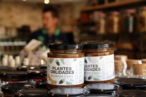 Bolonyesa d'aglà o ketchup d'aranyó, surten a la venda una trentena de productes elaborats amb fruits silvestres. ACN