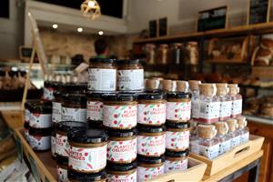 Bolonyesa d'aglà o ketchup d'aranyó, surten a la venda una trentena de productes elaborats amb fruits silvestres