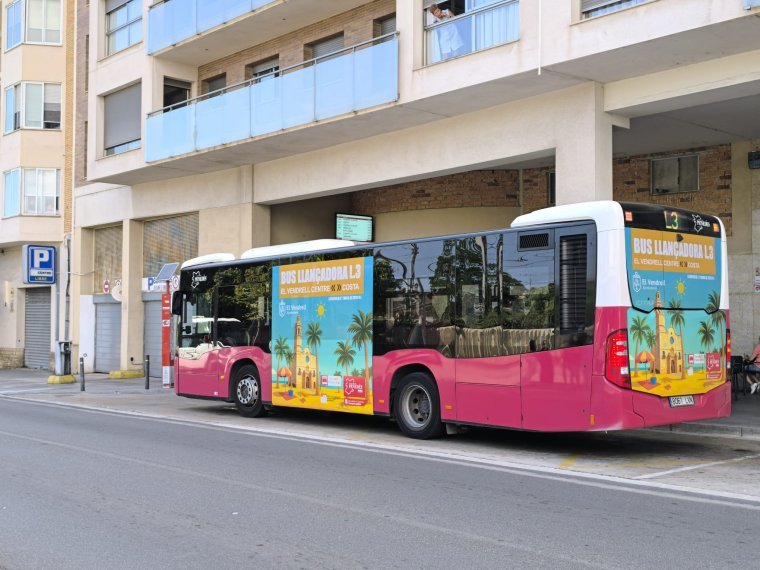 Bona acollida del bus llançadora entre el centre i la costa del Vendrell, amb més de 1.800 usuaris en menys d’un mes. Ajuntament del Vendrell