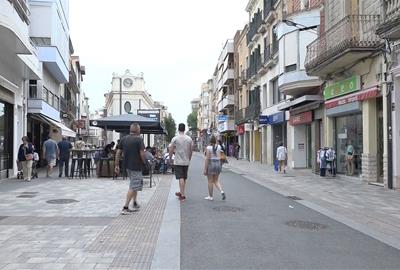 Carrer comercial del centre del Vendrell. Eix