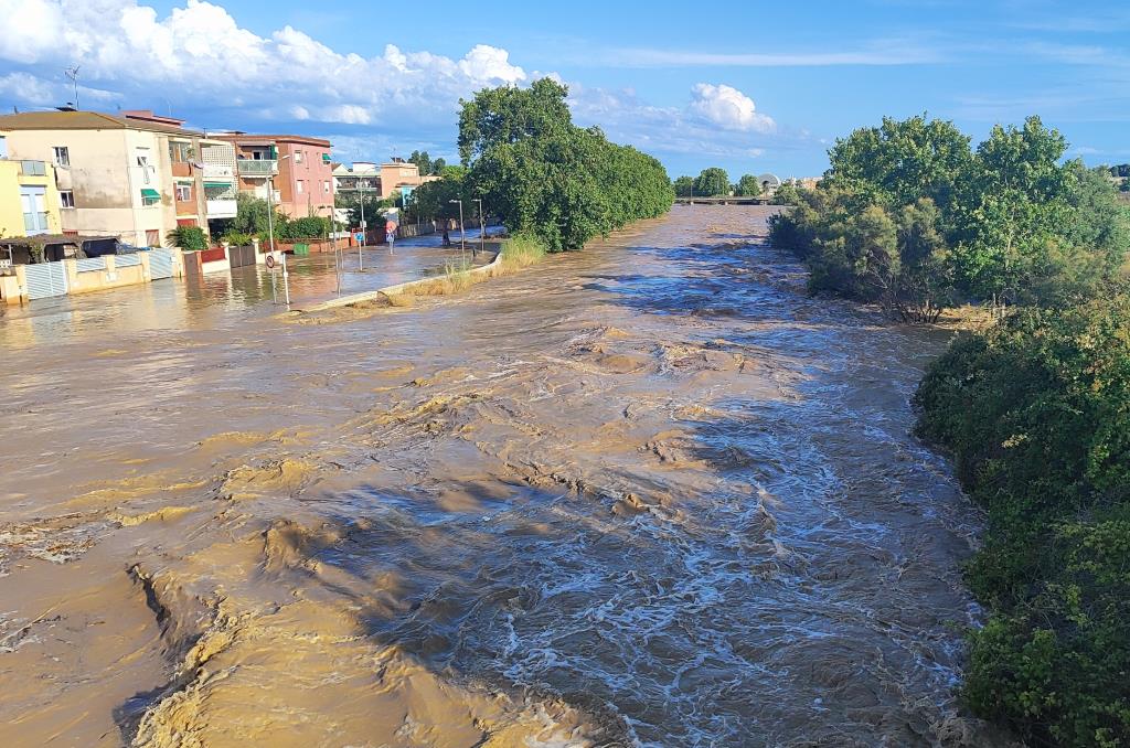 Busquen dues persones desaparegudes a Cubelles després de les tempestes i del desbordament del riu Foix. ACN