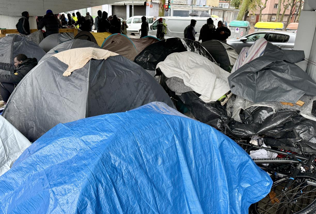Campament de desallotjats del B-9 sota la C-31. ACN / Gemma Sánchez