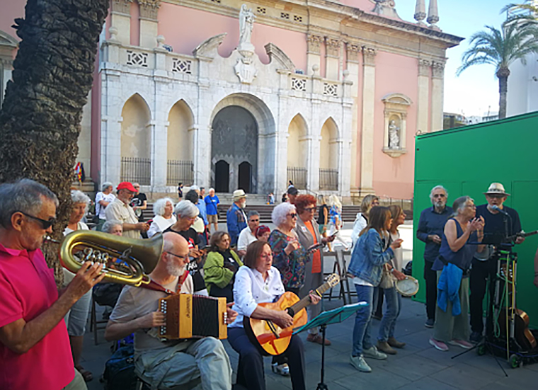 Cantada per la Pau a la plaça de les Neus. Eix