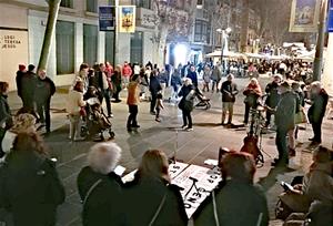Cantada per la Pau a la rambla Principal de Vilanova. Eix