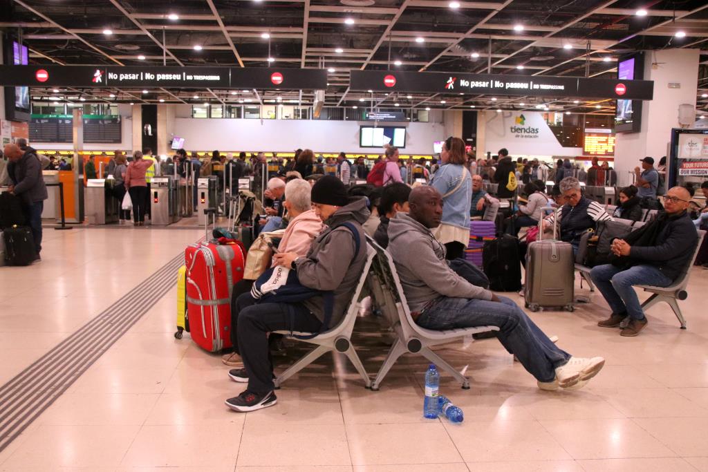 Caos i incertesa entre els usuaris de Rodalies i l'alta velocitat a l'estació de Sants. ACN