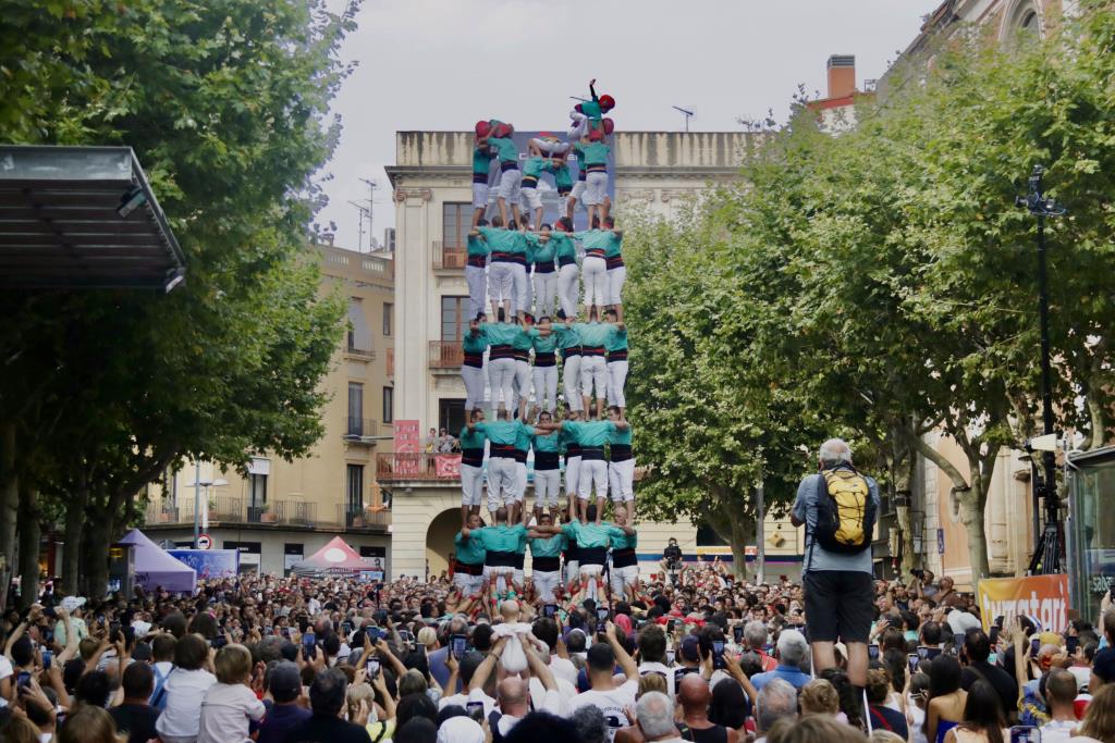 Capgrossos, Castellers de Vilafranca i Minyons tenyeixen Les Santes de gamma extra. ACN