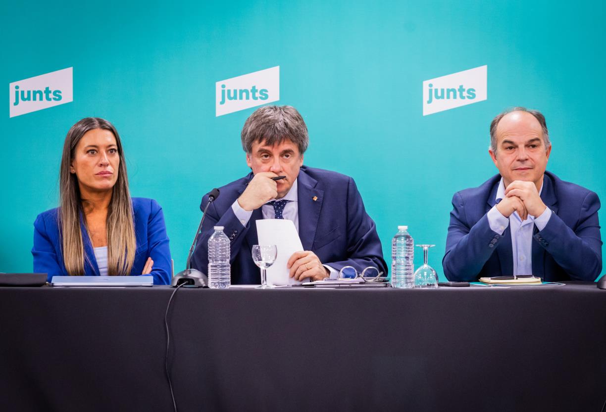 Carles Puigdemont, Míriam Nogueras i Jordi Turull, durant l'executiva de Junts aquest dilluns a Perpinyà . ACN