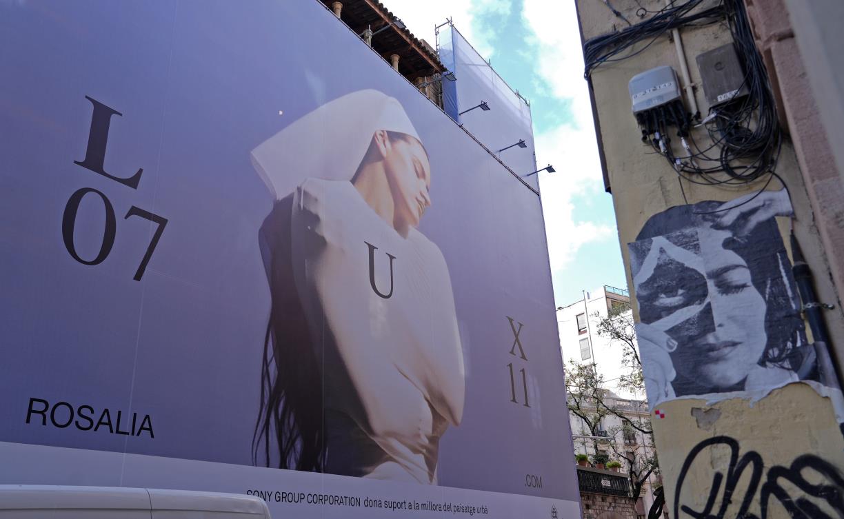 Cartell del nou disc de Rosalía, 'Lux', al centre de Barcelona. ACN / Pere Francesch