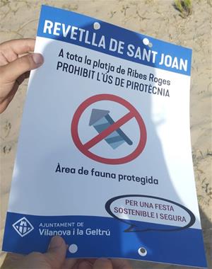 Cartell indicatiu de la prohibició de l’ús de pirotècnia a a platja de Ribes Roges, penjat el dia mateix de la revetlla. Eix