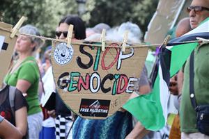 Cartell reclamant l'aturada del genocidi a Gaza. ACN / Mariona Puig