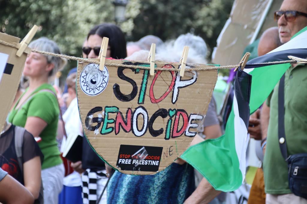 Cartell reclamant l'aturada del genocidi a Gaza. ACN / Mariona Puig