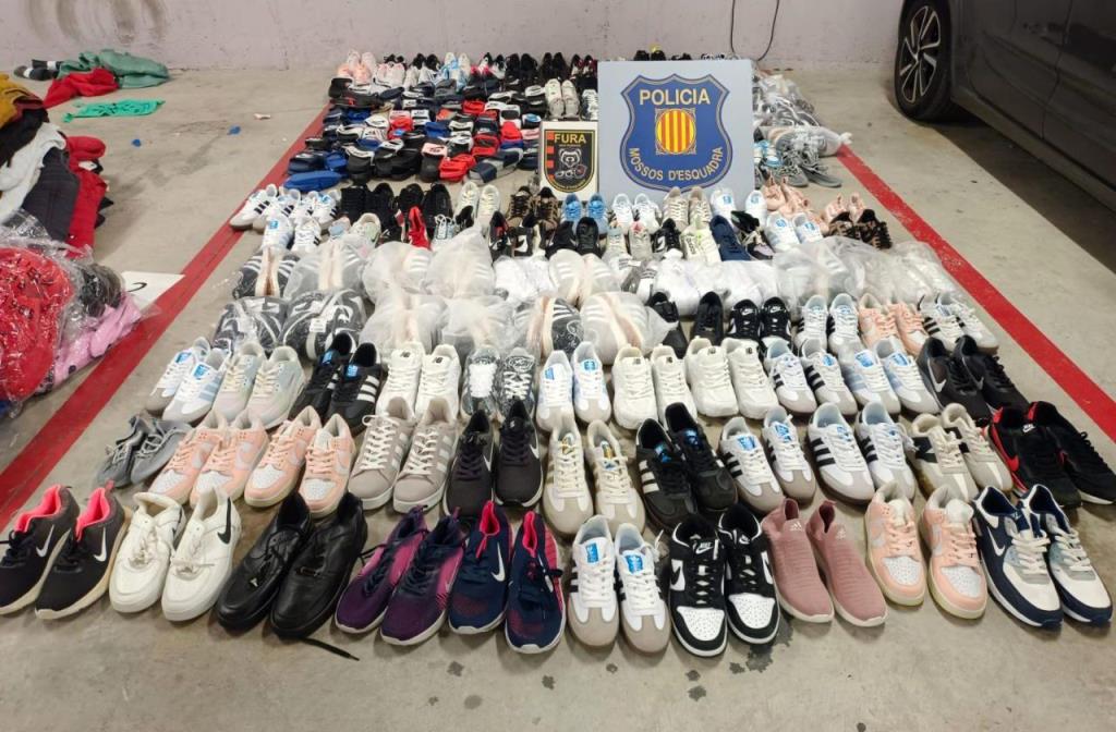 Cau una xarxa que proveïa els top manta del Baix Penedès amb productes falsificats valorats en més d’un milió d’euros. Mossos d'Esquadra