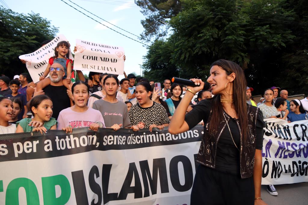 Centenars de persones es manifesten a Piera per rebutjar l'atac a la mesquita i condemnar la islamofòbia. ACN