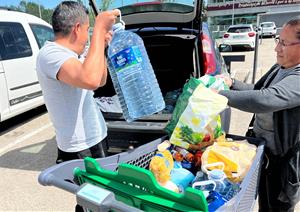 Clients d'un supermercat carreguen la compra . ACN / Lourdes Casademont 