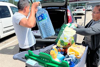 Clients d'un supermercat carreguen la compra . ACN / Lourdes Casademont