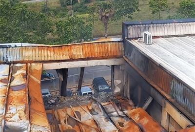 Col·lapsa part de la teulada de la nau incendiada a Vilanova. Bombers