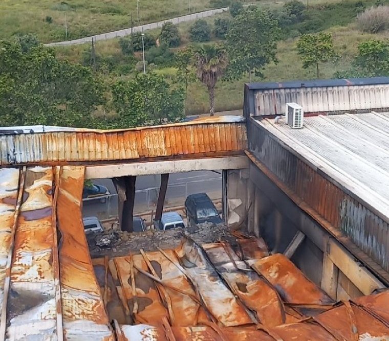 Col·lapsa part de la teulada de la nau incendiada a Vilanova. Bombers