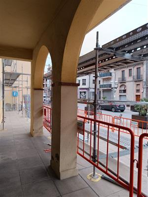 Comencen els treballs de millora de la façana de l’Ajuntament de Santa Margarida i els Monjos. EIX