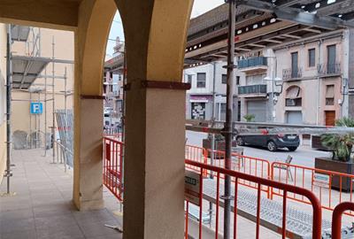 Comencen els treballs de millora de la façana de l’Ajuntament de Santa Margarida i els Monjos. EIX
