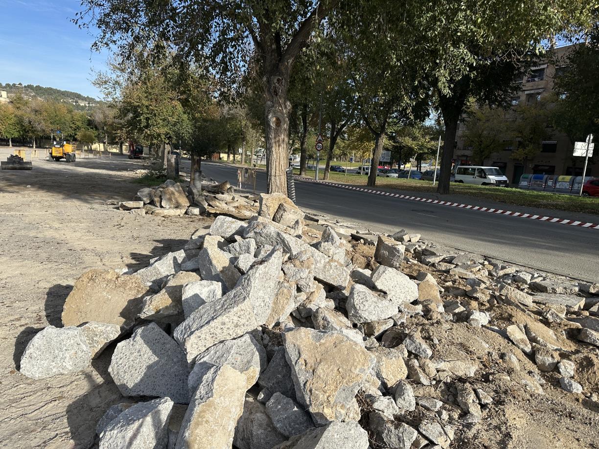 Comencen les obres de renovació de la vorera i ampliació del carril bici a l’avinguda Catalunya de Vilafranca. Ajuntament de Vilafranca