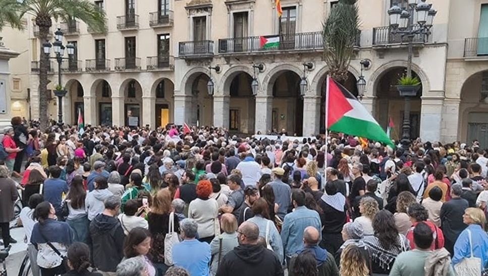 Concentració a la plaça de la Vila de Vilanova contra la detenció de la Flotilla. Eix