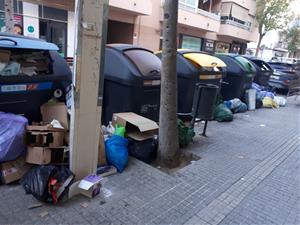 Contenidors plens als carrers de Cubelles 