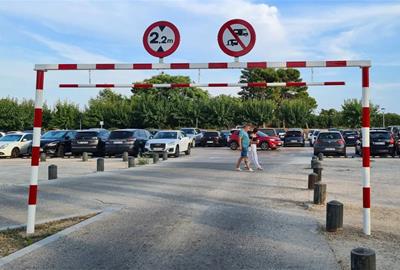 Control de gàlib, o barrera elevada, instal·lat per l’Ajuntament a l’aparcament del parc de Ribes Roges per impedir l’accés d’autocaravanes i caravane