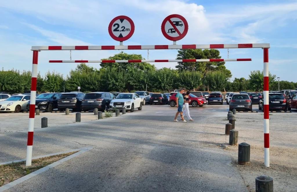 Control de gàlib, o barrera elevada, instal·lat per l’Ajuntament a l’aparcament del parc de Ribes Roges per impedir l’accés d’autocaravanes i caravane