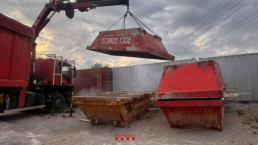 Controlat l'incendi químic de Vilanova i la Geltrú, però continuen les tasques d'extinció. Bombers