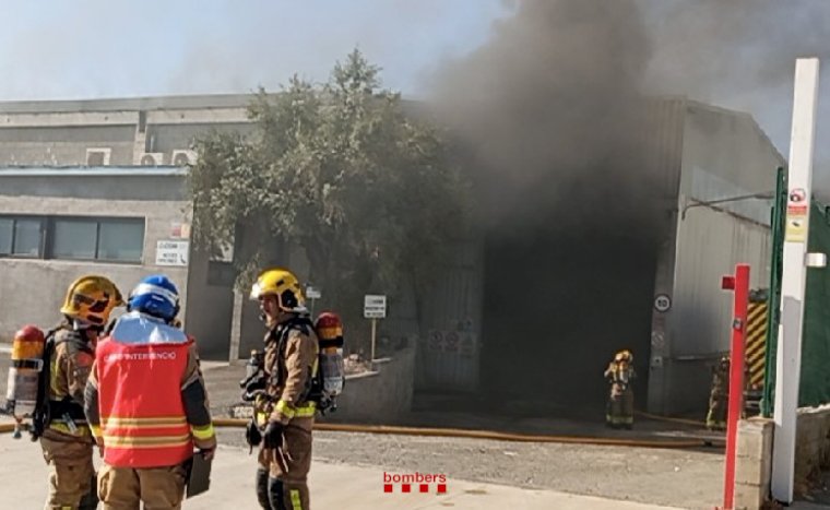 Controlat un incendi en una indústria de reciclatge d’Igualada, amb quatre persones afectades. Bombers