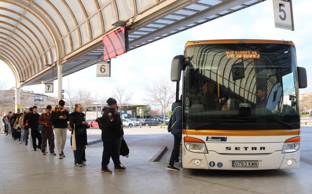 Cues d'usuaris per agafar el bus exprés de Vilafranca del Penedès a Barcelona. ACN / Gemma Sánchez