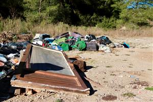 Cunit persegueix amb dron els abocaments de deixalles a les zones boscoses. ACN