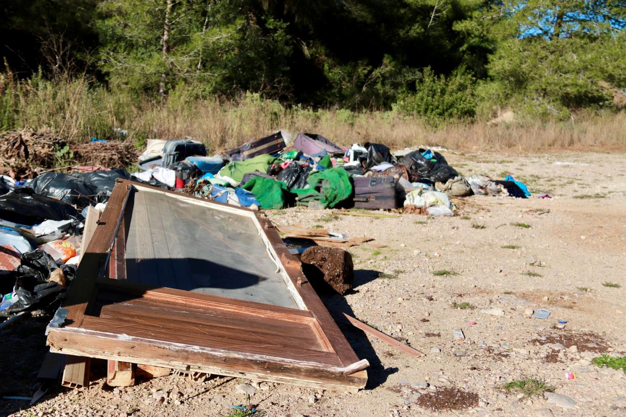 Cunit persegueix amb dron els abocaments de deixalles a les zones boscoses. ACN