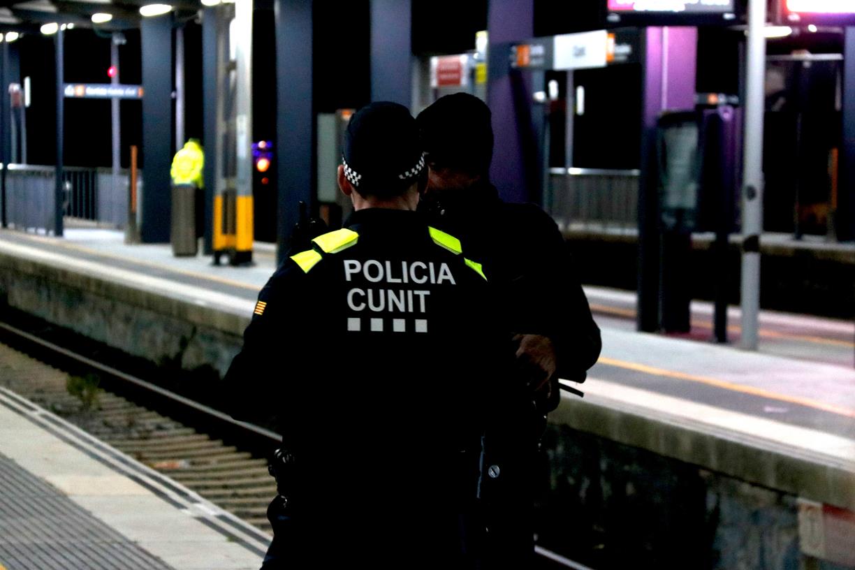 Cunit posa en marxa un dispositiu policial amb drons per evitar que es creuin les vies de tren a l'estació del municipi. ACN