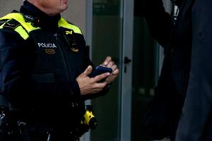 Cunit posa en marxa un dispositiu policial amb drons per evitar que es creuin les vies de tren a l'estació del municipi