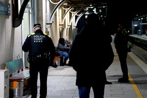 Cunit posa en marxa un dispositiu policial amb drons per evitar que es creuin les vies de tren a l'estació del municipi