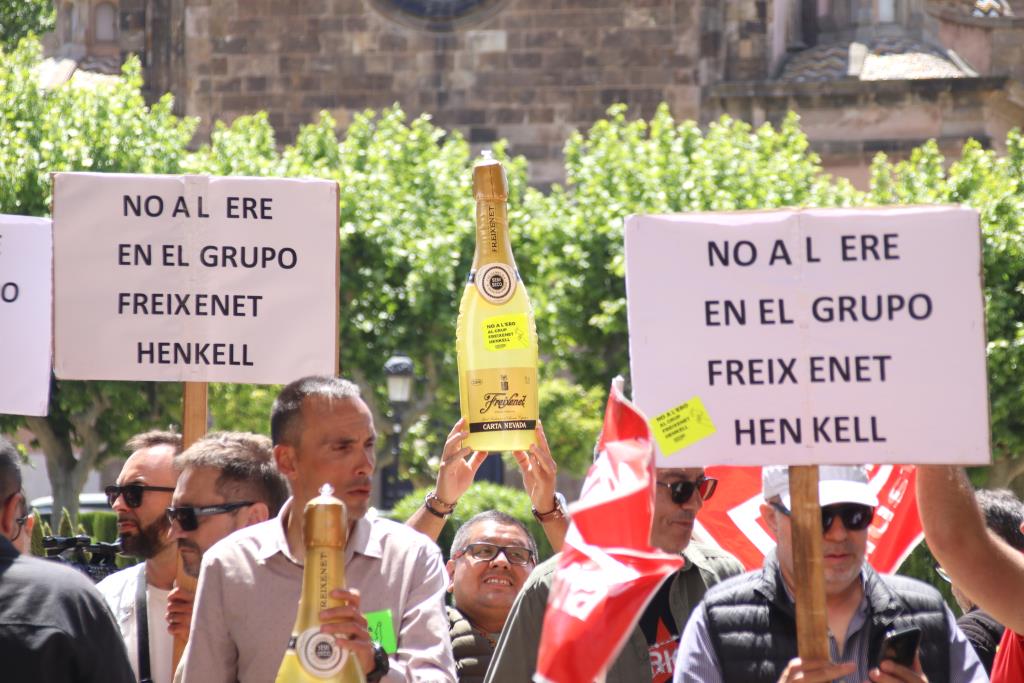 Delegats sindicals de Freixenet protesten al Parlament contra l'ERO i negocien amb els grups una resolució de suport. ACN