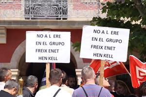 Delegats sindicals de Freixenet protesten al Parlament contra l'ERO i negocien amb els grups una resolució de suport