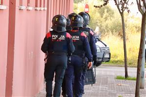 Desallotgen nou famílies d’uns pisos ocupats fa més de deu anys als Monjos, focus de conflictivitat