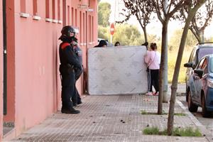 Desallotgen nou famílies d’uns pisos ocupats fa més de deu anys als Monjos, focus de conflictivitat. ACN