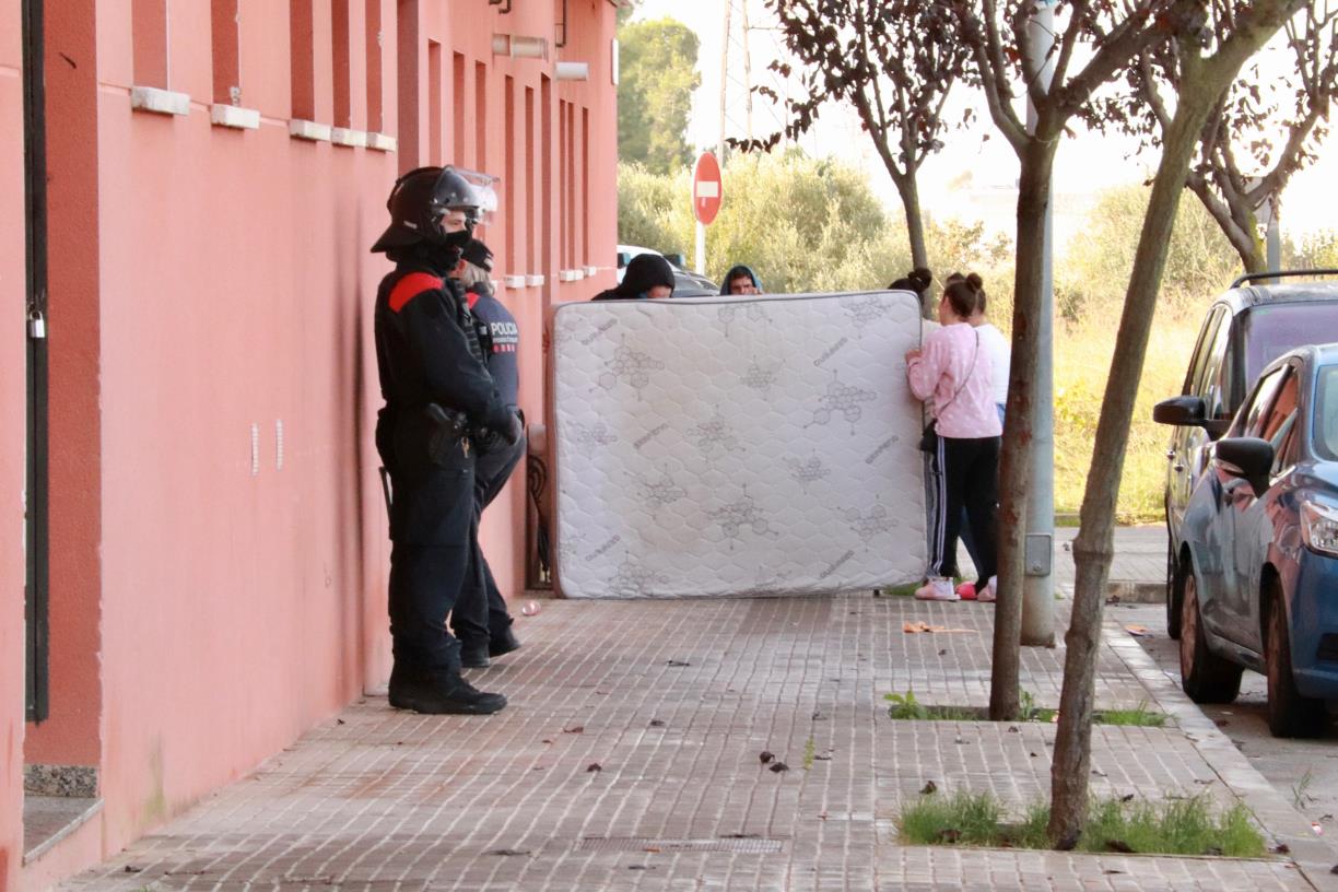 Desallotgen nou famílies d’uns pisos ocupats fa més de deu anys als Monjos, focus de conflictivitat. ACN