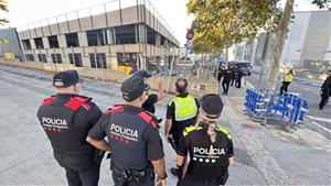 Desallotgen un assentament irregular en una nau del carrer Eduard Toldrà de Vilanova i la Geltrú. EIX