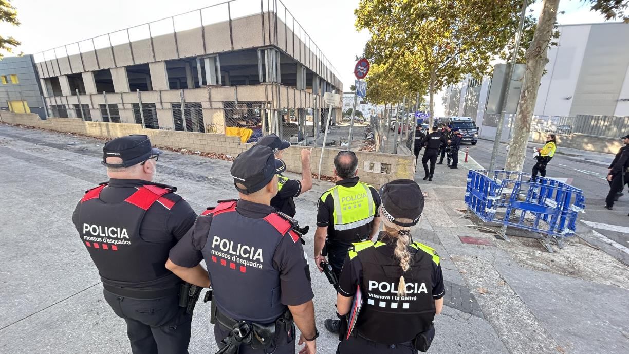 Desallotgen un assentament irregular en una nau del carrer Eduard Toldrà de Vilanova i la Geltrú. EIX