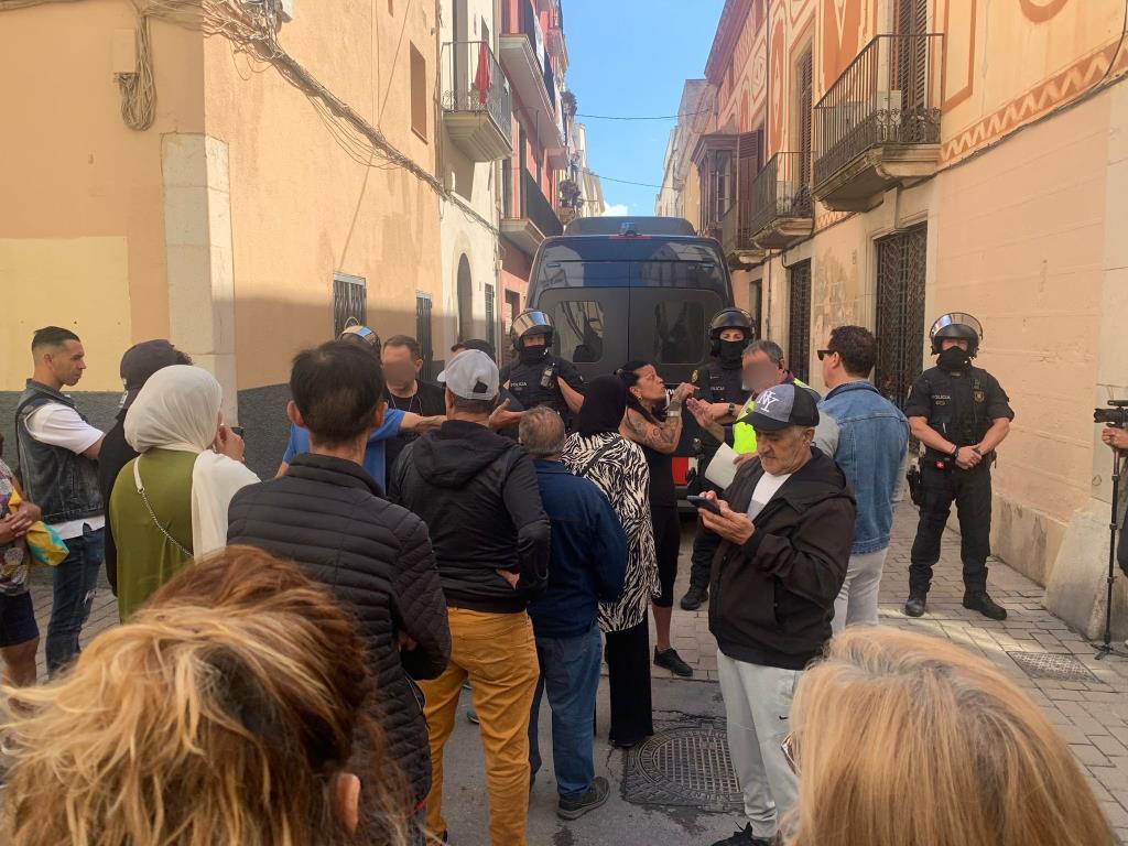 Desallotjats quatre pisos ocupats al carrer Sant Joan de Vilanova i la Geltrú. EIX