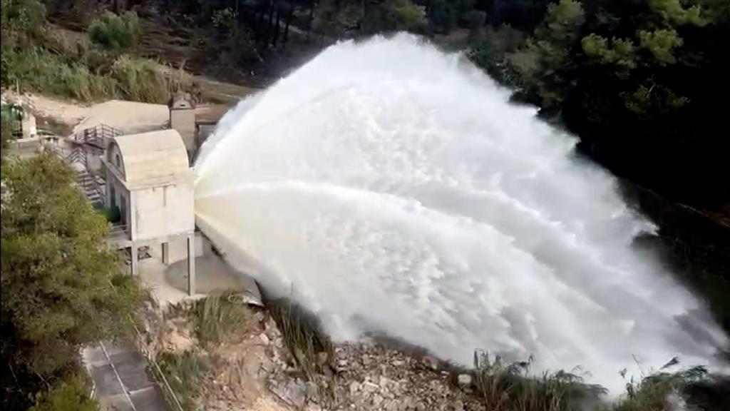 Desembassen el pantà del Foix en previsió de les pluges d'aquest dimecres. ACN