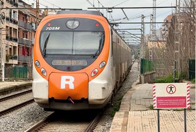 Desenes de passatgers es queden atrapats una hora a l'estació de Castelldefels de matinada sense busos llançadora. ACN