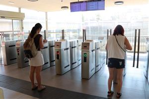 Desinformació, busos buits i resignació el primer dia de tall parcial a l'R4 entre Vilafranca i Martorell. ACN